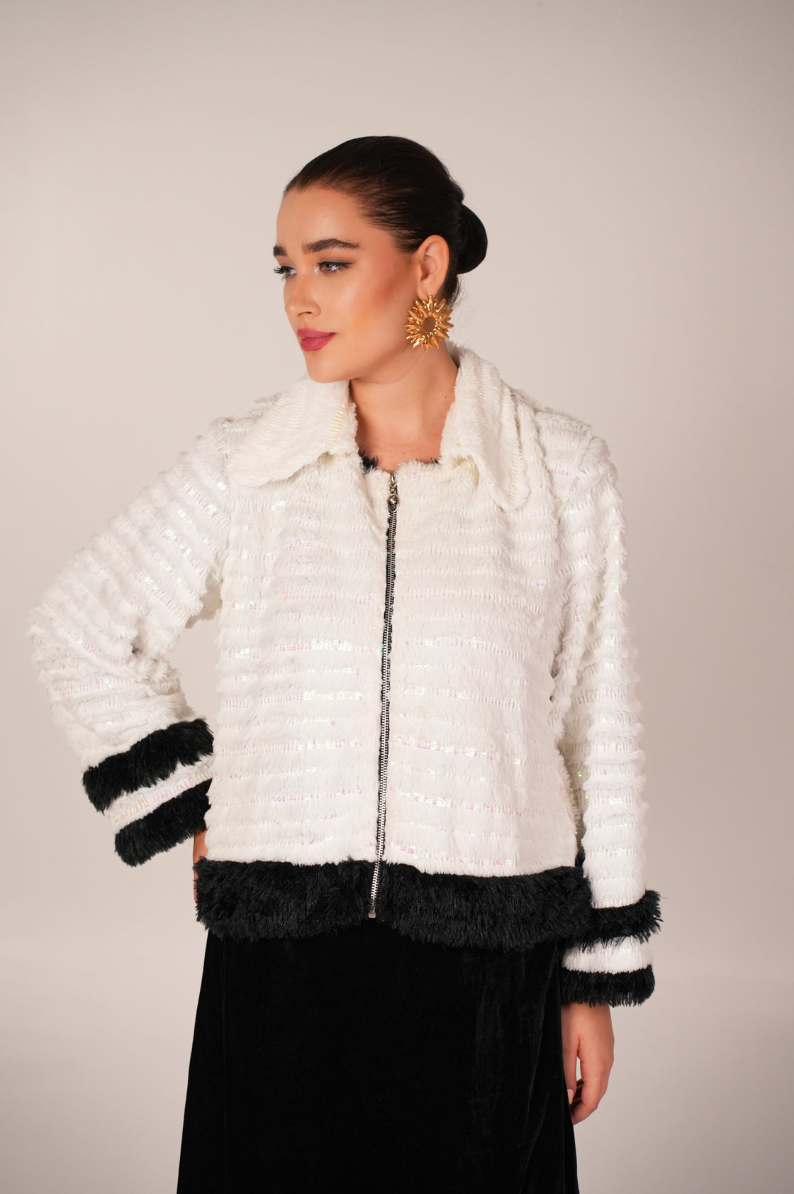 WHITE AND BLACK ZIPPER JACKET