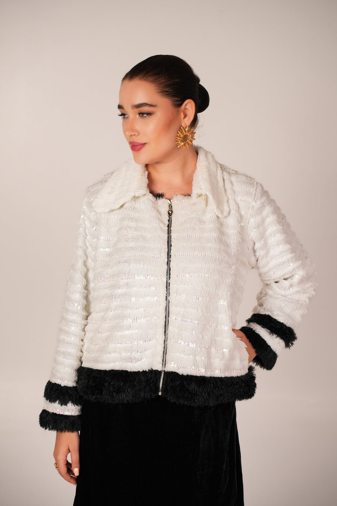 WHITE AND BLACK ZIPPER JACKET