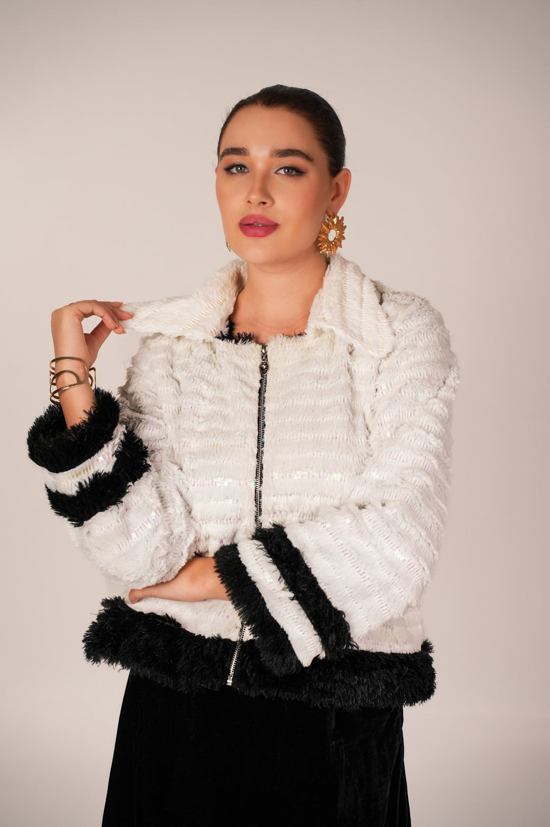 WHITE AND BLACK ZIPPER JACKET